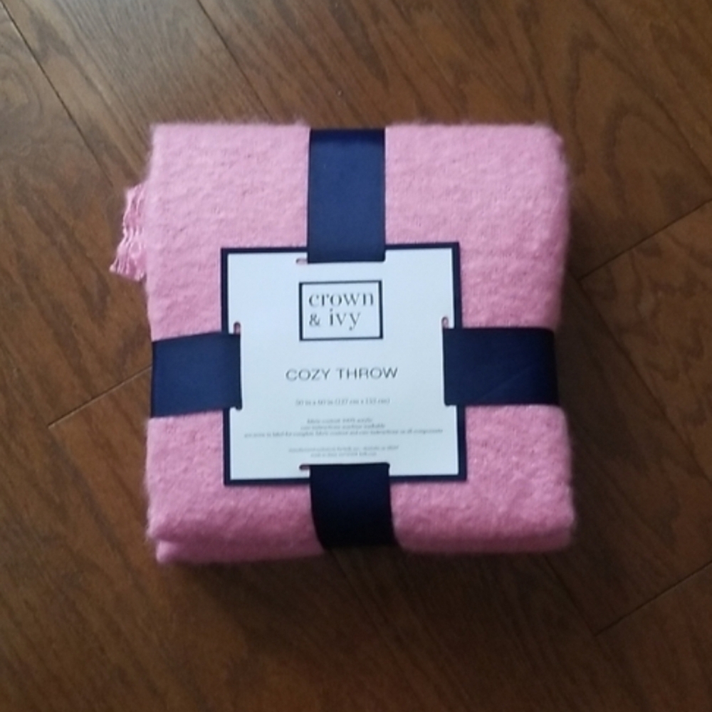 NEW! Crown & Ivy Cozy Throw blanket